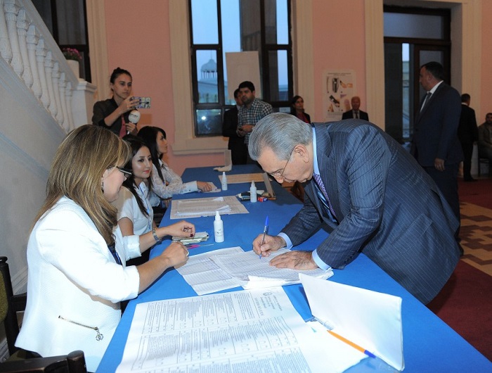 Ramiz Mehdiyev a voté dans les élections législatives